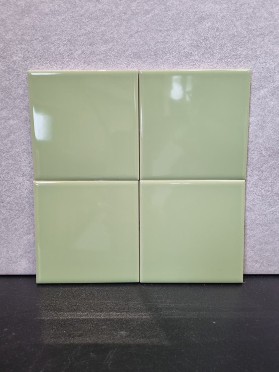 PRG40 Johnsons Gloss Pistachio 100x100mm - 6.89m²