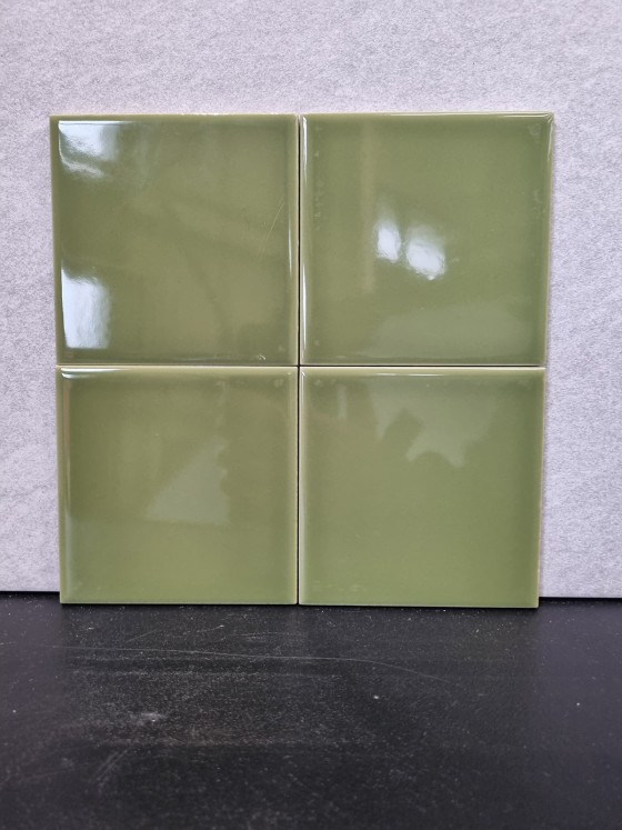 PRG117 Johnsons Gloss Olive 100x100mm - 2.95m²